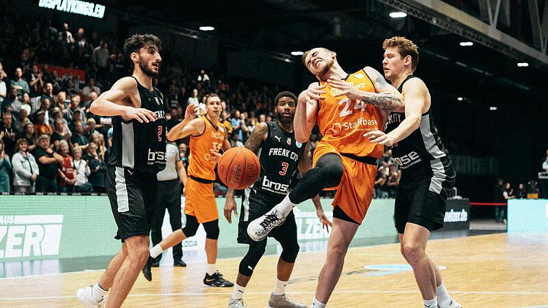 Patrick Heckmann (rechts) schl&auml;gt dem Chemnitzer Arnas Velica den Ball aus der Hand. Der Bamberger sorgte in der Schlussphase mit einem Ballgewinn und anschlie&szlig;endem Dreier f&uuml;r den 82:82-Ausgleich; links Gabriel Chachashvili