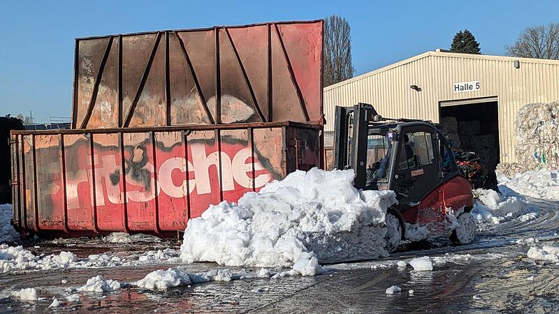 Am Samstagvormittag nach dem Gro&szlig;brand wird auf dem Fritsche-Gel&auml;nde aufger&auml;umt.