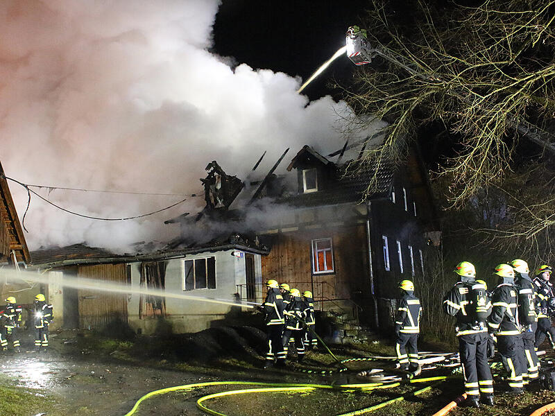 In Wohlbach (Ahorn) brannte in der Nacht ein Wohnanwesen nieder. Auch ein Nachbargeb&auml;ude war betroffen. Ein weiteres &Uuml;bergreifen der Flammen wurde verhindert.