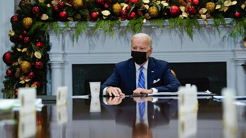 Unter Druck: Joe Biden traf sich mit Mitgliedern des Covid-19-Reaktionsteams im Roosevelt Room.