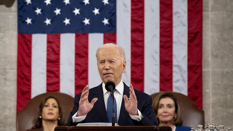 US-Pr&auml;sident Joe Biden spricht zu Abgeordneten  im Kapitol. Dahinter sitzen Vizepr&auml;sidentin Kamala Harris (links) und Nancy Pelosi, Sprecherin des US-Repr&auml;sentantenhauses.
