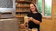 Melanie Wailersbacher steht am Zapfhahn.Forchheim & Fränkische Schweiz