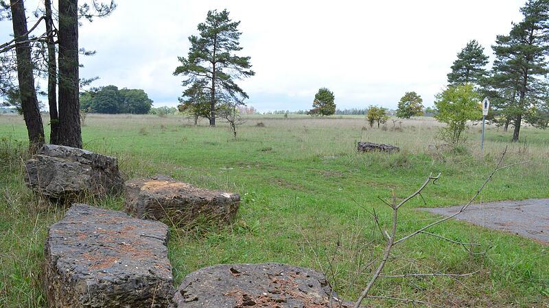 Gro&szlig;e Steine konnten offenbar nicht verhindern, dass bei Wei&szlig;enbrunn vorm Wald  durchs Gr&uuml;ne Band gefahren wurde, wo ein Wirtschaftsweg endet. Jetzt sollen Gr&auml;ben die Naturschutzfl&auml;chen vor Fahrzeugen sch&uuml;tzen.