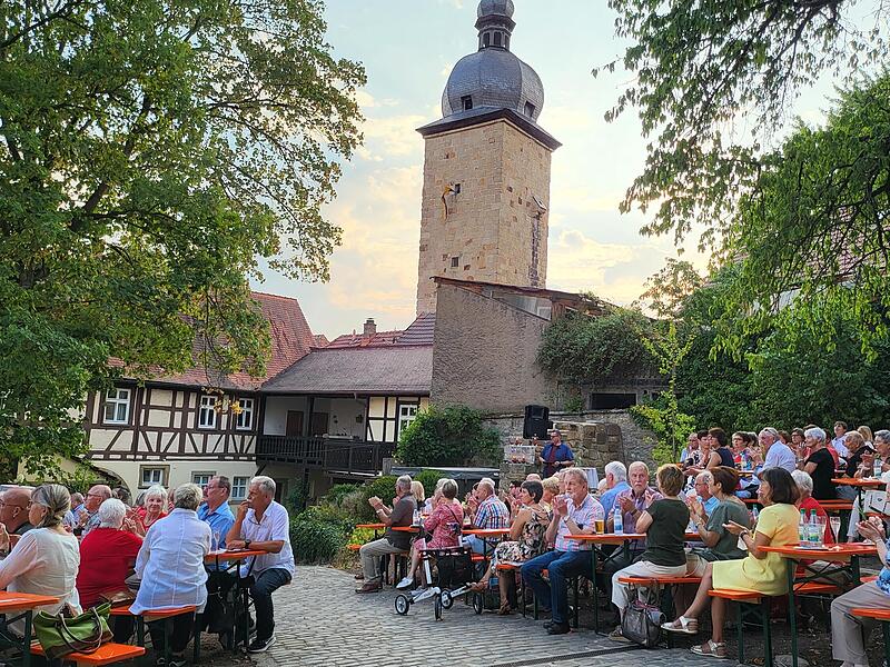 Vom Stadtturm her blies der Turmbläser die Pausenenden ein.