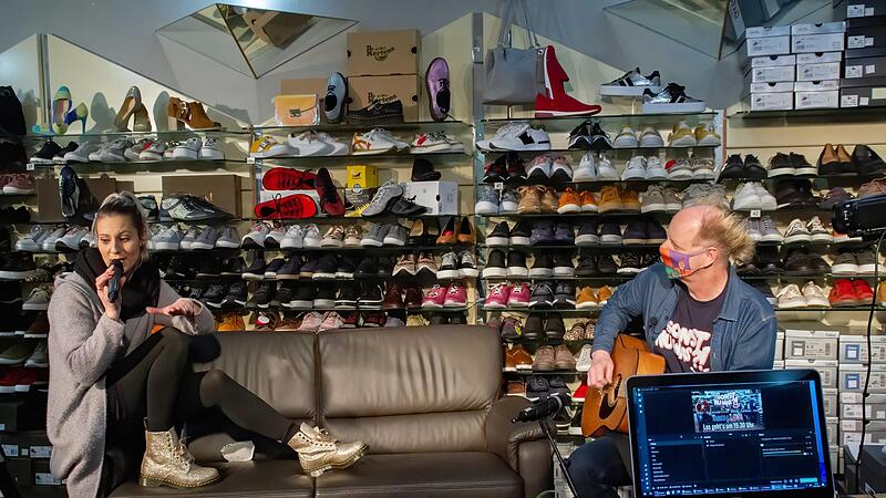 Karina Moi singt in Helgas Schuhladen "These boots are made for walking". Atze Bauer begleitet sie an der Gitarre.