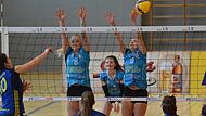 Maxi Bindrum, Mara Sch&auml;fer und Ida Bl&auml;ttner (von links) feierten mit ihrem Team gegen Eibelstadt einen klaren 3:1-Erfolg und liegen in der Bayernliga nur zwei Punkte hinter den Young Volleys aus Neudrossenfeld.