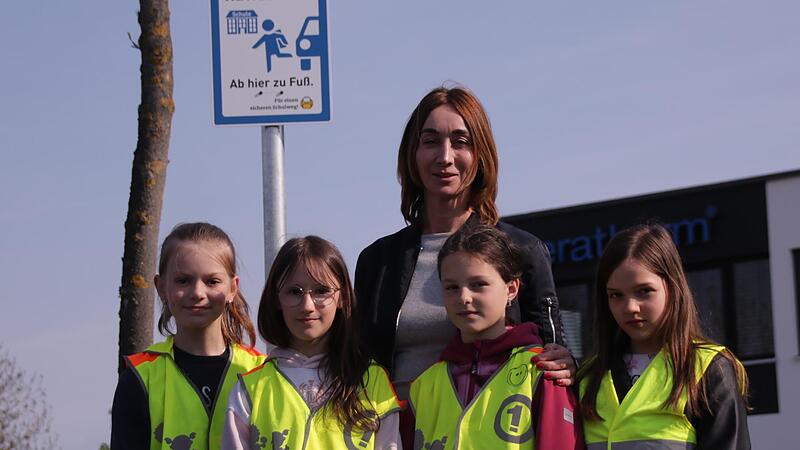 Schulleiterin Marietta Menz und Sch&uuml;lerinnen der 4a starten an der Elternhaltestelle in der Kasernenstra&szlig;e, um den Weg in die Sinnberg-Grundschule zu &uuml;ben.