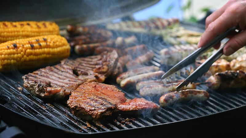 Beim Grillen haben es Bakterien leicht, sich zu vermehren. Deswegen sollte man Fleisch richtig durchgaren und Besteck und Hände sauber halten, teilt das Landesamt für Gesundheit und Lebensmittelsicherheit in Erlangen mit.