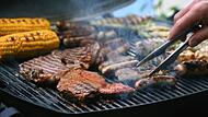 Beim Grillen haben es Bakterien leicht, sich zu vermehren. Deswegen sollte man Fleisch richtig durchgaren und Besteck und Hände sauber halten, teilt das Landesamt für Gesundheit und Lebensmittelsicherheit in Erlangen mit.
