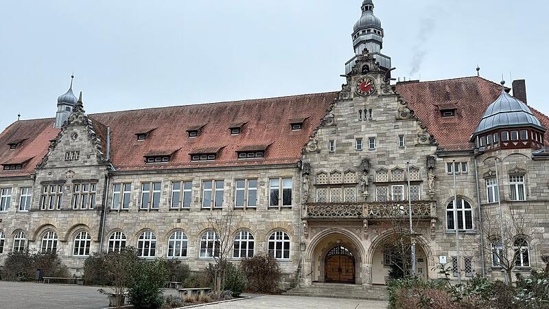 Das historische Forchheimer Herder-Gymnasium soll aufwendig saniert werden. Bevor es damit richtig losgehen kann, sind bereits 2026 Interimsma&szlig;nahmen geplant. Kosten f&uuml;r den Landkreis: 800.000 Euro.