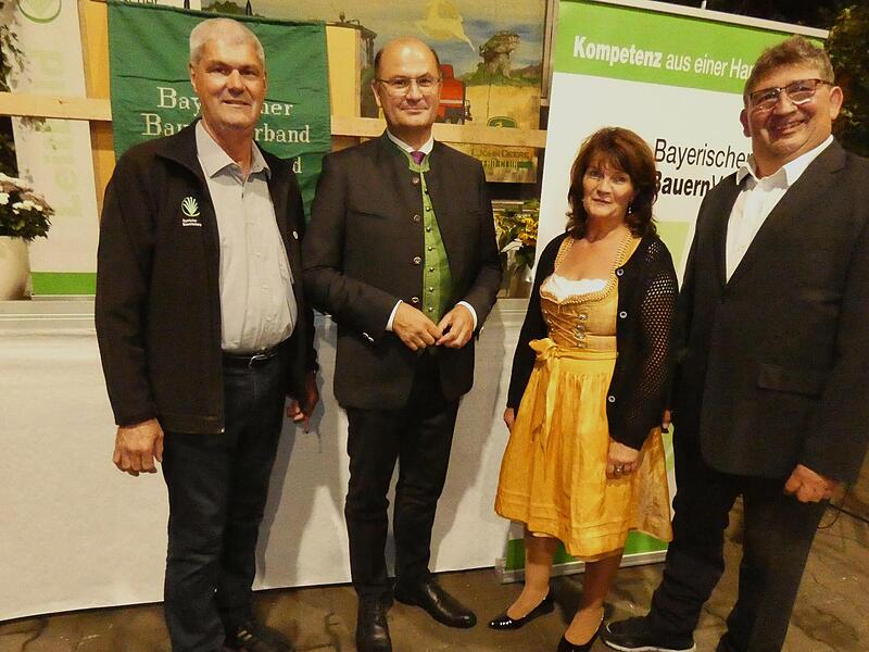Staatsminister Albert Füracker im Gespräch mit (von links)t BBV-Bezirkspräsidenten Hermann Greif, Bezirksbäuerin Beate Opel und BBV-Kreisobmann Harald Peetz.