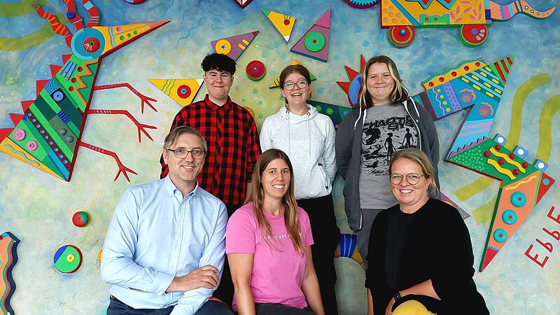 Medienscouts Grund- und Mittelschule Hallstadt Sie gehören zur Gründungsgruppe der Medienscouts an der Hans-Schüller-Grund-und Mittelschule in Hallstadt: (hinten, v.l.n.r): Melissa Ludwig, Josy Dachwald und Emmily Kerner mit Schulleiter Alexander Pfister, Jugendsozialarbeiterin Miriam Micheel (Mitte) und Lehrkraft Nicole Fuchs.