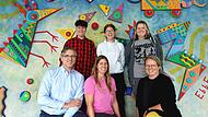 Sie gehören zur Gründungsgruppe der Medienscouts an der Hans-Schüller-Grund-und Mittelschule in Hallstadt: (hinten, v.l.n.r): Melissa Ludwig, Josy Dachwald und Emmily Kerner mit Schulleiter Alexander Pfister, Jugendsozialarbeiterin Miriam Micheel (Mitte) und Lehrkraft Nicole Fuchs.