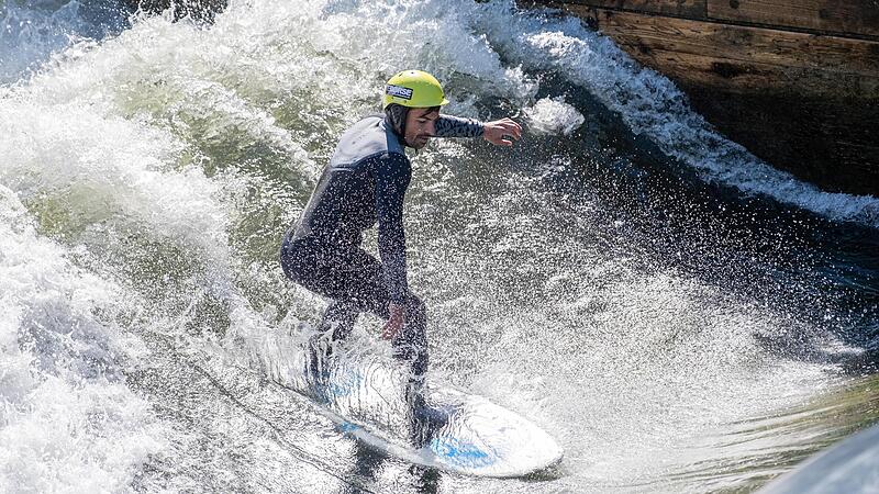 Nach etwa fünf Versuchen klappt es: Sportredakteur Daniel Ruppert surft auf der Welle in Nürnberg.