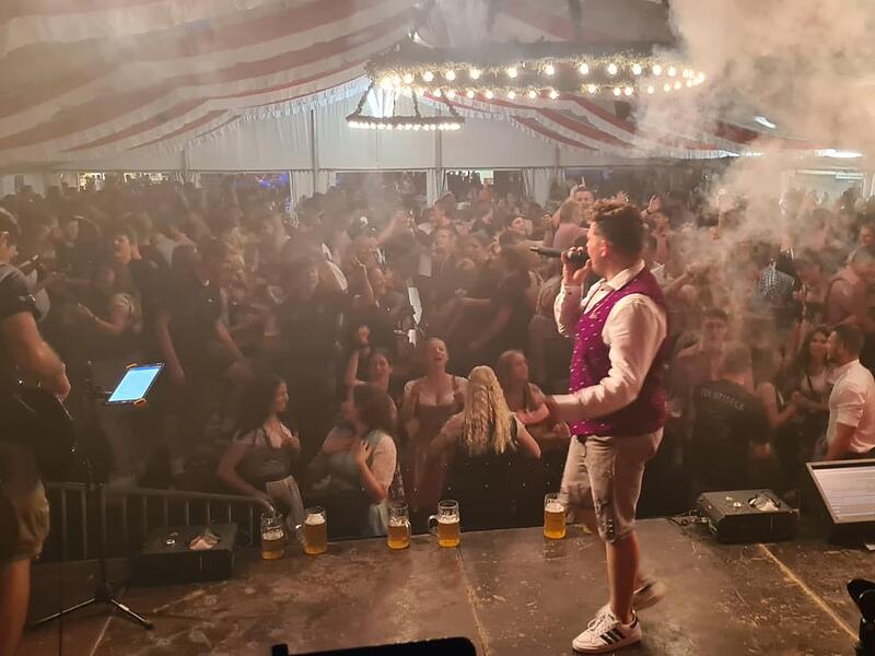 &bdquo;Blechhulza&ldquo;-S&auml;nger Patrick Grellner (Mitte) heizt im vollen Festzelt beim Heimatfest in Heideck kr&auml;ftig ein.Forchheim & Fr&auml;nkische Schweiz