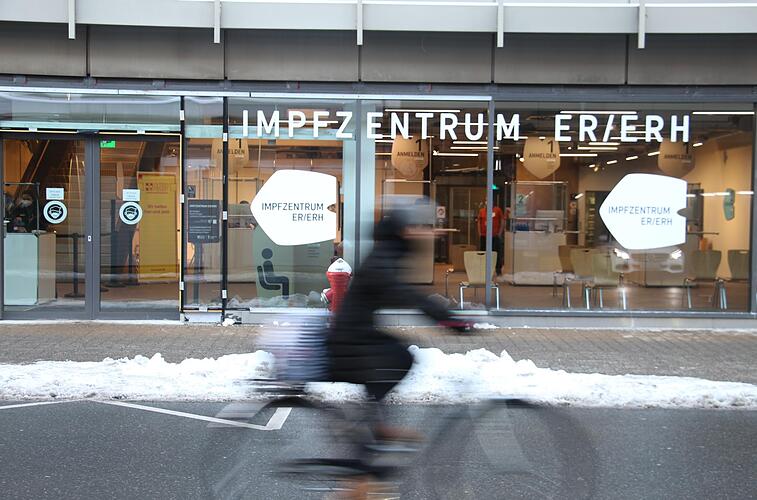 FRÄNKISCHER TAG ONLINE | Die Aussetzung von Astrazeneca führt auch am Erlanger Impfzentrum zu ...