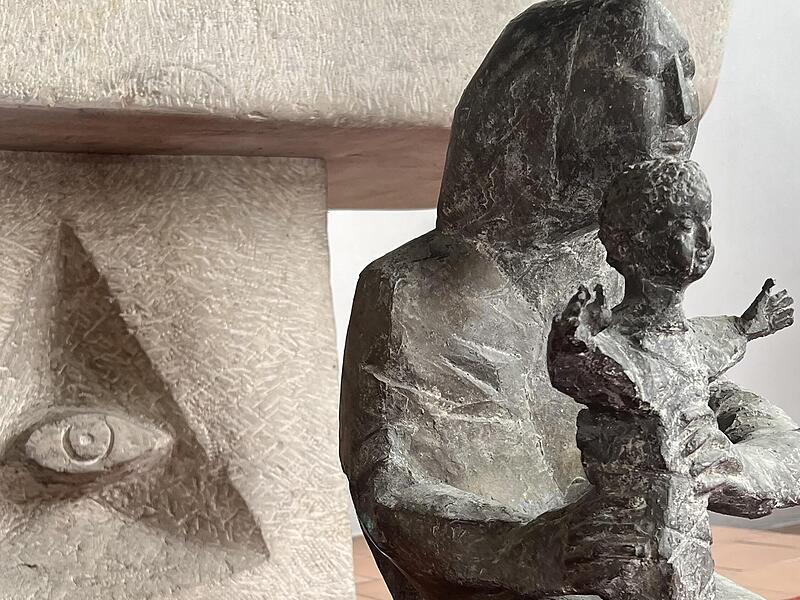 Reizvolles Nebeneinander:  Hans Ruckers Bronzeskulptur „Maria mit Kind“ vor dem wuchtigen, aus Muschelkalk gehauenem Altar der Bethlehemkirche.