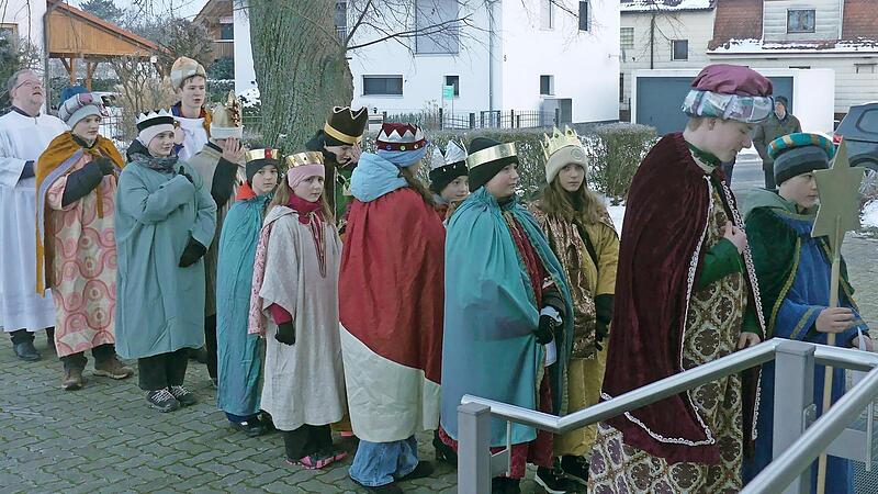 Die Sternsinger ziehen in die Haundorfer Kirche ein.