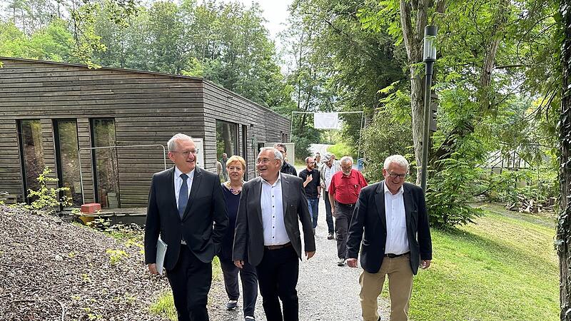Die Delegation der Sommerreise des Bezirks im Fränkischen Theater Schloß Maßbach (von links) Oberfrankens Bezirksheimatpfleger Professor Günter Dippold, Bezirkstagspräsident Stefan Funk und (rechts) Unterfrankens Bezirksheimatpfleger Professor Kla...