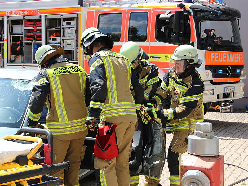Impressionen vom THL-Tag bei der Feuerwehr in HammelburgImpressionen vom THL-Tag bei der Feuerwehr in Hammelburg Regelmäßig übt die Feuerwehr in Hammelburg für den Ernstfall.