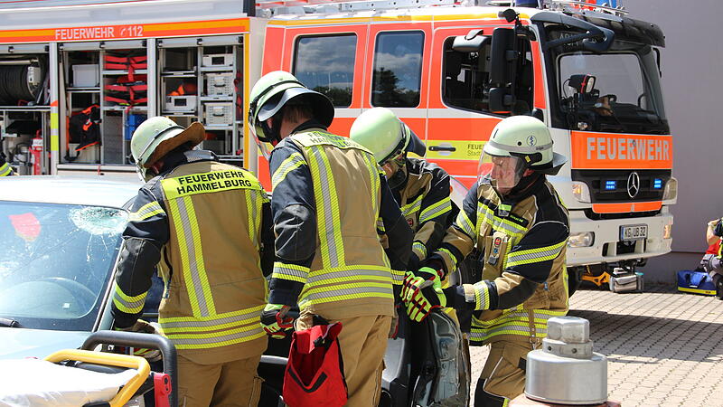 Impressionen vom THL-Tag bei der Feuerwehr in HammelburgImpressionen vom THL-Tag bei der Feuerwehr in Hammelburg Regelmäßig übt die Feuerwehr in Hammelburg für den Ernstfall.