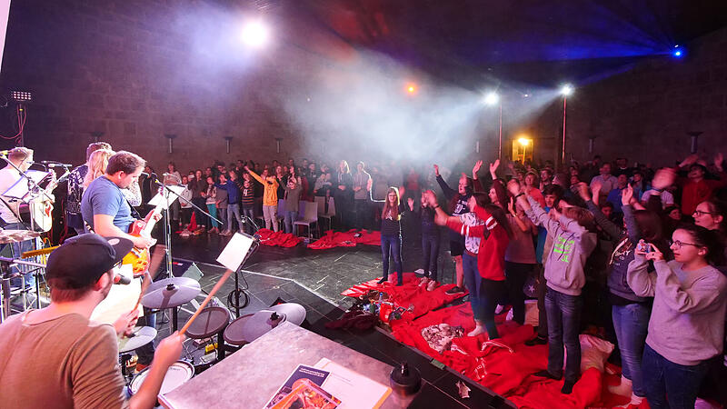 Band-Gottesdienst auf Burg Feuerstein Band-Gottesdienste – wie hier auf der Burg Feuerstein – entfalten eine überdurchschnittliche Anziehungskraft. Die könnte ein Popbeauftragter fördern.