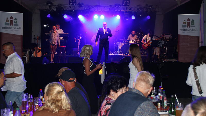 Die ersten T&auml;nzerinnen vor der B&uuml;hne, kurze Zeit sp&auml;ter hotteten viele ab.