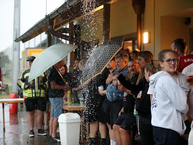 Am Sportheim sowie in einer Scheune suchten Fans in Oberharnsbach Schutz vor dem Gewitter. Auf dem durchn&auml;ssten Rasen hatte Hallstadt gegen Sambach keine Chance.