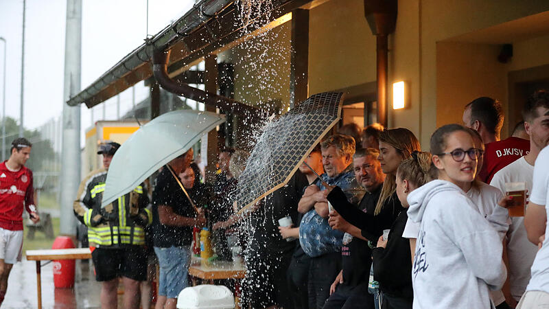 Nach Spielunterbrechung: SV Hallstadt steigt nach 0:5 gegen Sambach ab Am Sportheim sowie in einer Scheune suchten Fans in Oberharnsbach Schutz vor dem Gewitter. Auf dem durchnässten Rasen hatte Hallstadt gegen Sambach keine Chance.