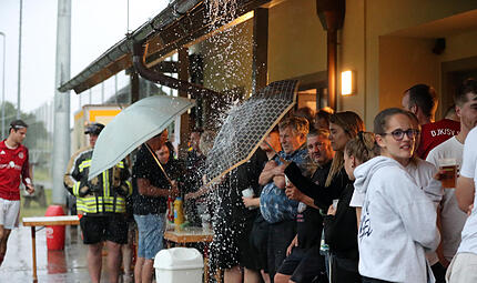 Am Sportheim sowie in einer Scheune suchten Fans in Oberharnsbach Schutz vor dem Gewitter. Auf dem durchn&auml;ssten Rasen hatte Hallstadt gegen Sambach keine Chance.