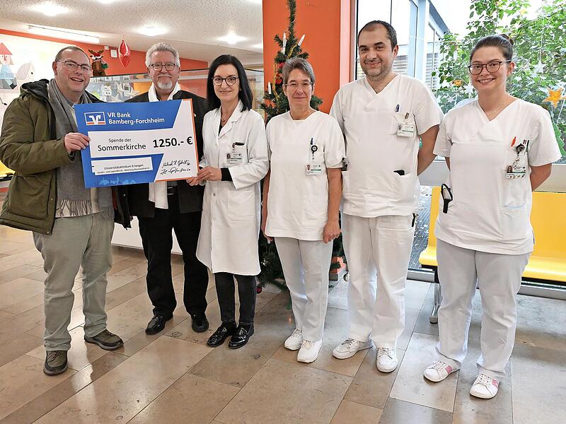 Helmut Pfefferle und Michael Gehret &uuml;berreichten einen Scheck &uuml;ber 1250 Euro (v.&nbsp;l.): Michael Gehret, Helmut Pfefferle, Regina Trollmann, Imke Lorenz, Stefan Kusnik und Agnes Mager (alle vier &Auml;rztinnen und &Auml;rzte im Sozialp&auml;diatrischen Zentrum bezi...