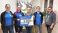 Die AGJ &uuml;bergab einen 1500-Euro-Spendenscheck (v.&nbsp;l.): Patricia Schlund, Verena Lauer, Ulrike Jochemczyk, Daniel Saffer und Gabriele Greif.