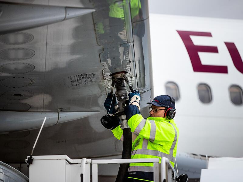 Betankung eines Flugzeugs