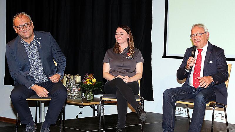 In einer Talkrunde plauderten (von links) Andreas M&ouml;lter, Lisa Meister und Eberhard Wohl aus dem N&auml;hk&auml;stchen des Kulturvereins.