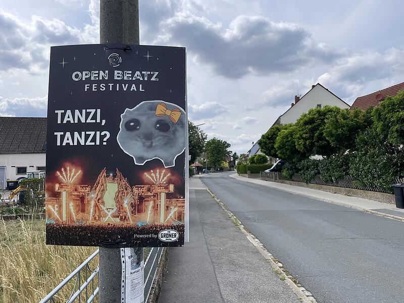 Open Beatz Herzogenaurach Ein Open-Beatz-Plakat in Puschendorf. Unweit findet am Wochenende, 24. bis 26, Juli, die Großveranstaltung mit 90.000 Besuchern statt.