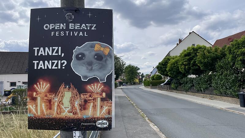 Ein Open-Beatz-Plakat in Puschendorf. Unweit findet am Wochenende, 24. bis 26, Juli, die Gro&szlig;veranstaltung mit 90.000 Besuchern statt.