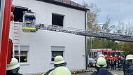 Bei der Rettung war auch die Drehleiter im Einsatz. Bei der Rettung war auch die Drehleiter im Einsatz.