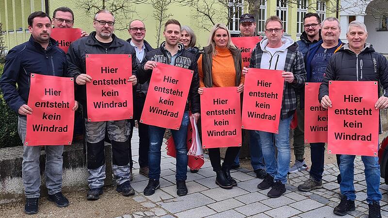 Protestaktion vor der Sitzung: Die Anwohner und Grundst&uuml;cksbesitzer auf der Langen Meile sind f&uuml;r erneuerbare Energien, aber nicht f&uuml;r riesige Windanlagen.Forchheim & Fr&auml;nkische Schweiz