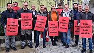 Protestaktion vor der Sitzung: Die Anwohner und Grundstücksbesitzer auf der Langen Meile sind für erneuerbare Energien, aber nicht für riesige Windanlagen.Forchheim & Fränkische Schweiz