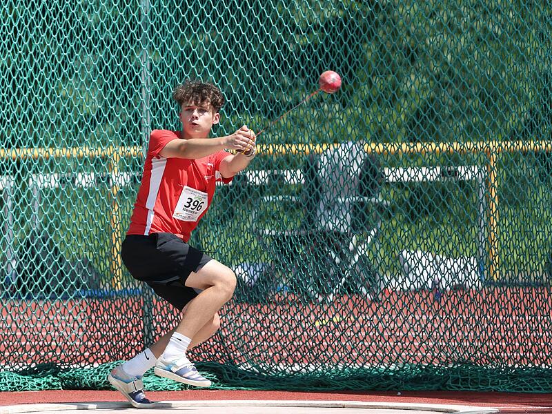 Kai Konopacki warf den Hammer in der U18 gleich im ersten Versuch auf die Siegesweite von 58,26 Metern.