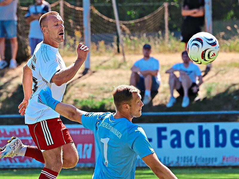 Bestens aufgelegt: Jens Wartenfelser (links) erzielte drei Tore gegen den FC Herzogenaurach. Sportfoto Zink Bestens aufgelegt: Jens Wartenfelser (links) erzielte drei Tore gegen den FC Herzogenaurach. Sportfoto Zink
