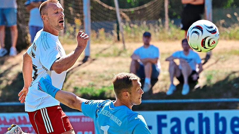 Bestens aufgelegt: Jens Wartenfelser (links) erzielte drei Tore gegen den FC Herzogenaurach. Sportfoto Zink