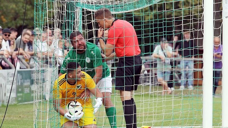 Nach dem 1:2-Anschlusstreffer hat es der Kemmerner Johannes Dorsch (grünes Trikot) eilig, doch der Buttenheimer Torwart Christian Rupp will den Ball nicht so schnell hergeben. Schiedsrichter Felix Hoffmann muss schlichtend eingreifen. Nach dem 1:2-Anschlusstreffer hat es der Kemmerner Johannes Dorsch (grünes Trikot) eilig, doch der Buttenheimer Torwart Christian Rupp will den Ball nicht so schnell hergeben. Schiedsrichter Felix Hoffmann muss schlichtend eingreifen.