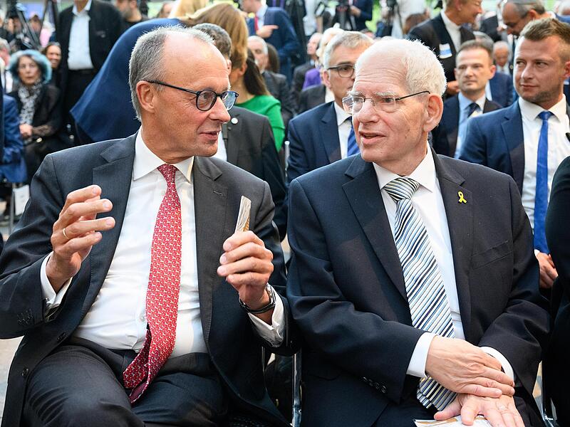 Bundeskanzler Friedrich Merz (CDU, l.) und Josef Schuster, Präsident des Zentralrats der Juden in Deutschland, beim Rosch-Haschana-Empfang zum 75. Jubiläum des Zentralrats der Juden in Deutschland
