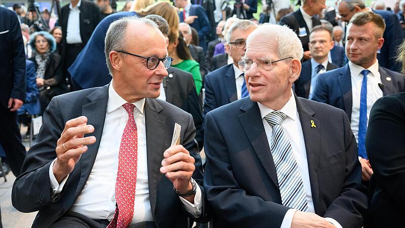 Bundeskanzler Friedrich Merz (CDU, l.) und Josef Schuster, Präsident des Zentralrats der Juden in Deutschland, beim Rosch-Haschana-Empfang zum 75. Jubiläum des Zentralrats der Juden in Deutschland