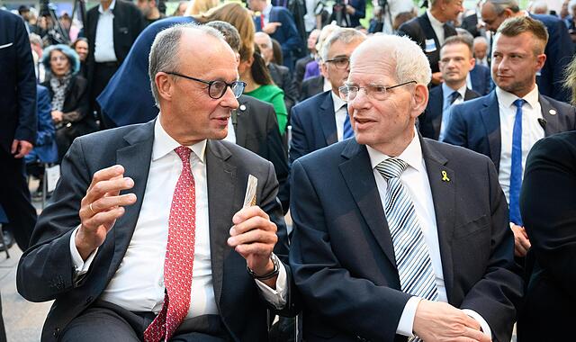 Bundeskanzler Friedrich Merz (CDU, l.) und Josef Schuster, Präsident des Zentralrats der Juden in Deutschland, beim Rosch-Haschana-Empfang zum 75. Jubiläum des Zentralrats der Juden in Deutschland