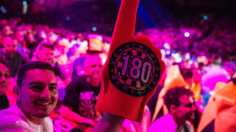 Ausverkaufte Brose Arena und gro&szlig;e Namen des Dartsports: Die Franken Darts Gala in Bamberg begeisterte Fans und Profis gleicherma&szlig;en.