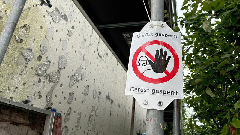 Ein Schild am Gerüst der Willersdorfer Baustelle warnt: "Gerüst gesperrt"