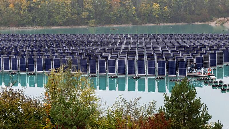 Schwimmende Photovoltaikanlage auf Baggersee