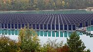 Schwimmende Photovoltaikanlage auf Baggersee